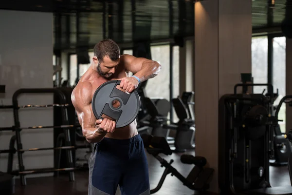 Giovane uomo allenamento muscoli addominali con pesi — Foto Stock