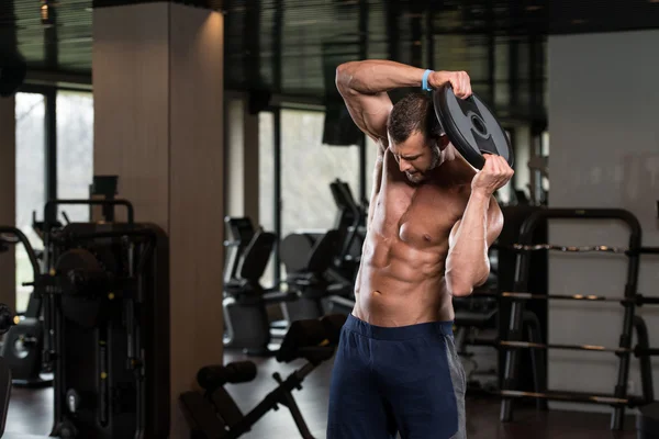 Hombre joven Entrenamiento Abs con pesas —  Fotos de Stock