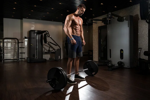 Culturista Realizando Ejercicio Espalda Con Barrera En Gimnasio —  Fotos de Stock