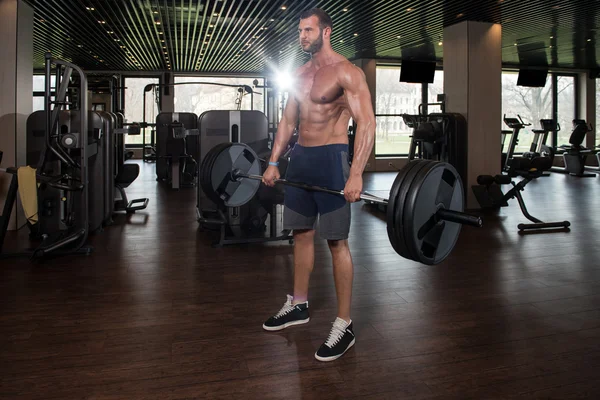 Man In de Gym uitoefening terug met Barbell — Stockfoto