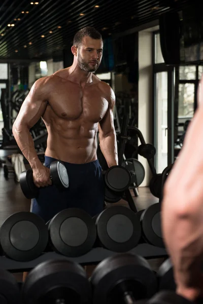 Ripped joven hombre en moderno gimnasio — Foto de Stock