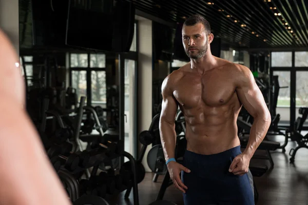 Young Bodybuilder Flexing Muscles — Stock Photo, Image