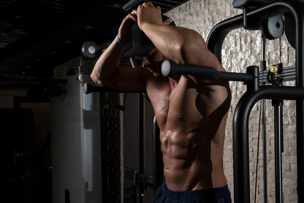 Homem jovem músculos flexores — Fotografia de Stock