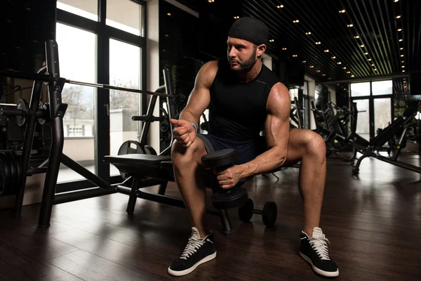 Biceps träning med hantlar — Stockfoto