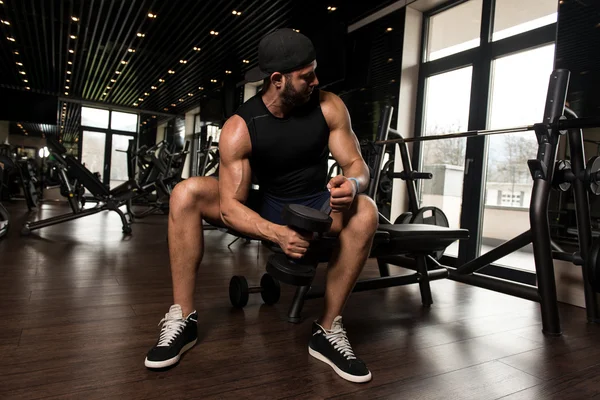 Muž v tělocvičně cvičení biceps s činkami — Stock fotografie