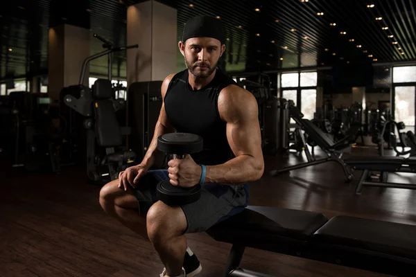 Biceps träning med hantlar — Stockfoto