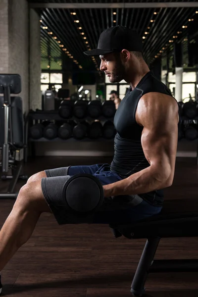 Bodybuilder Performing Biceps Curls With Dumbbells — Stock Photo, Image