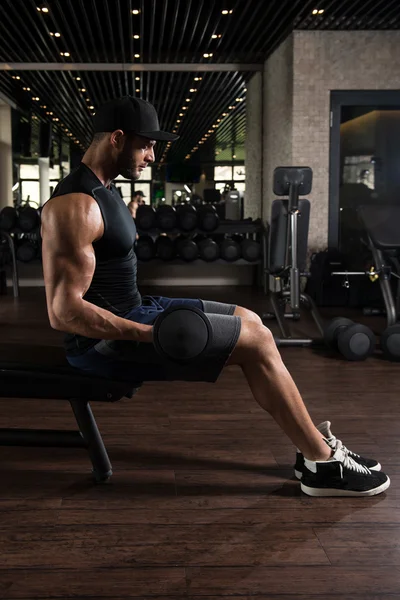 Uomo In Palestra Esercizio Bicipiti Con Manubri — Foto Stock