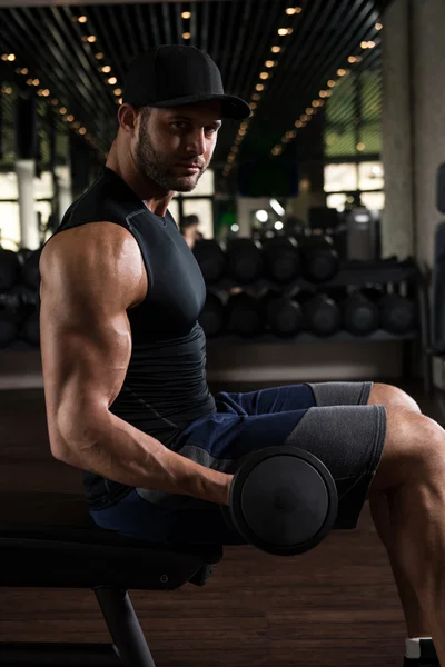 Bodybuilder exécution biceps boucles avec haltères — Photo