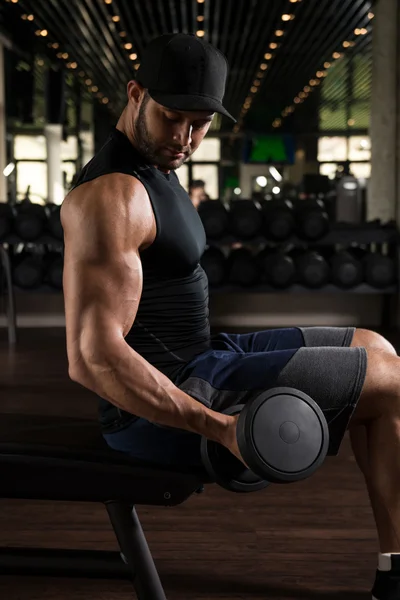 Biceps oefening met halters — Stockfoto