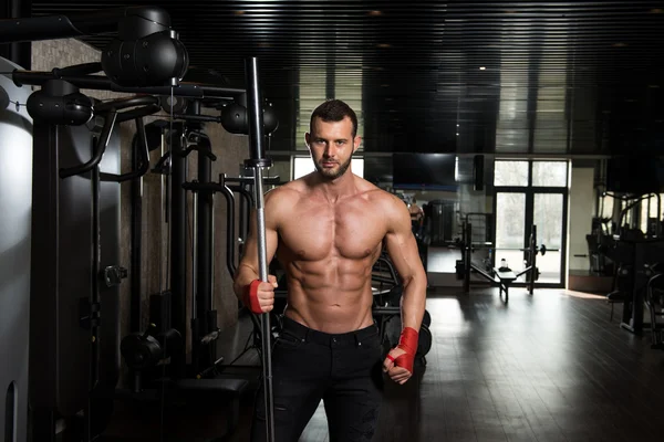 Ausgerissener junger Mann in modernem Fitnessstudio — Stockfoto