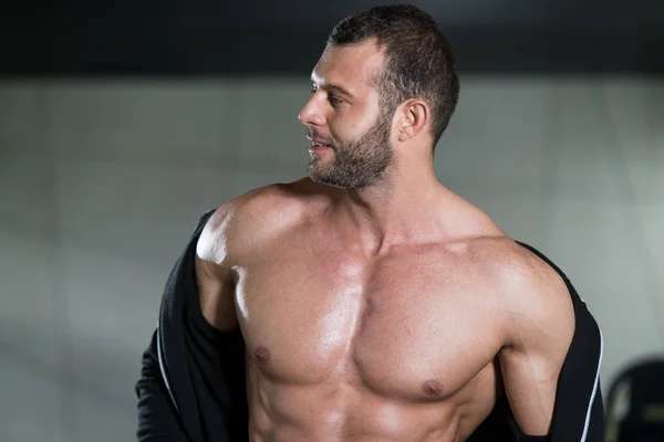 Ripped joven hombre en moderno gimnasio — Foto de Stock