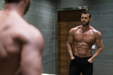 genç adam kasların esneme