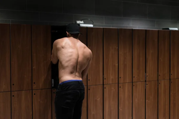 Uomo adulto nello spogliatoio Apertura armadietto porta — Foto Stock