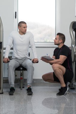 Eğitmen Pano Üzerine Yazma Man Eğitim Triceps iken