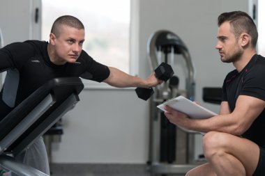 Eğitmen panoya yazma iken geri eğitim adam