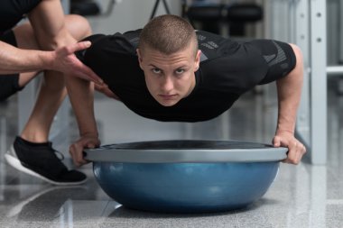 Kişisel antrenör tren Trx Fitness askıları olan adam