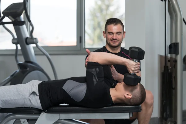 Gym Coach Helping Man On Triceps Exercise — Stock Photo, Image