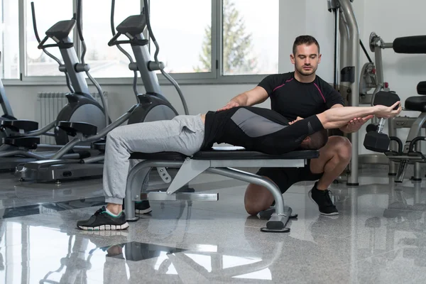 Personal Trainer ajudando o homem no peito Exercício — Fotografia de Stock