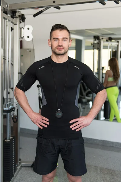 Stilig personlig tränare stående stark i ett gym — Stockfoto
