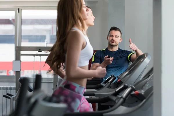 Personal Trainer Showing Ok Sign To Client — Stock Photo, Image