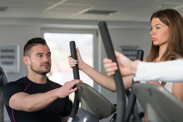 Trainer met Klembord bewaakt mensen terwijl ze uitgevoerd — Stockfoto