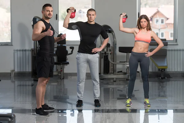 Groupe de personnes exercice avec cloche de bouilloire — Photo