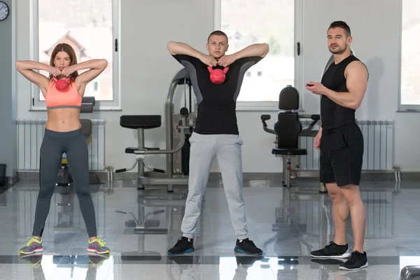 Gruppe von Menschen Workout mit Wasserkocher Glocke — Stockfoto