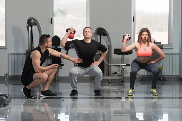 Groep van mensen oefening met Kettle Bell — Stockfoto