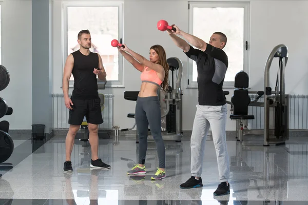 Grupo de personas Entrenamiento con Kettle Bell —  Fotos de Stock