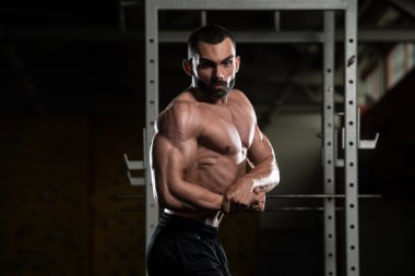 vücut geliştirmeci performans gösteren yan göğüs poz