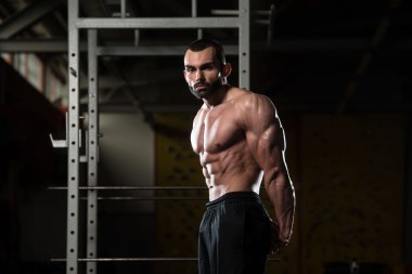 Kaslı adam kasları profilden Triceps poz esneme