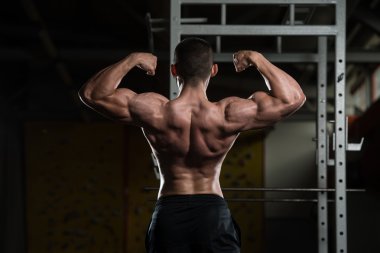 Genç vücut geliştirmeci arka çifte kol kası poz esneme