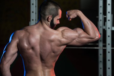 Kaslı adam kas pazı poz esneme