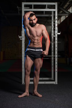 kaslı adam içinde jimnastik salonu kas esneme