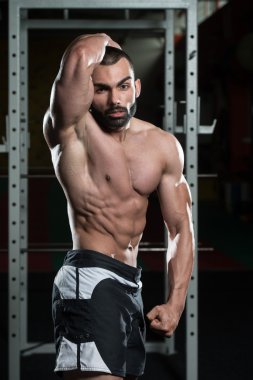 genç vücut geliştirmeci kasların esneme