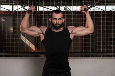 Güçlü kas adam egzersiz pazı