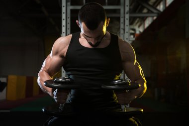 Göğüs Dumbbells ile egzersiz genç vücut geliştirmeci