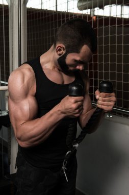 Güçlü kas adam egzersiz pazı