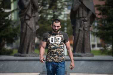 Adam açık havada Park'ta rahatlatıcı