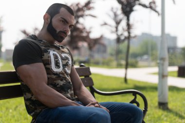 Adam açık havada Park'ta rahatlatıcı