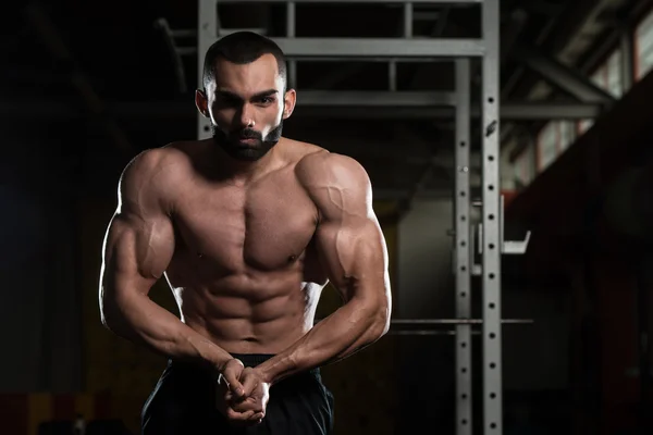 Construtor de corpo bonito fazendo a dose mais muscular — Fotografia de Stock