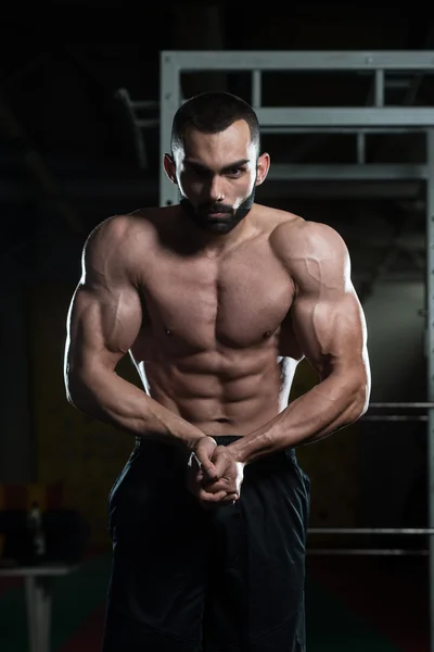 Bello Body Builder che fa la maggior parte della dose muscolare — Foto Stock
