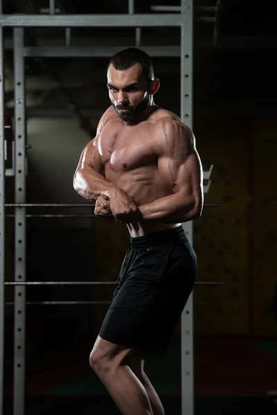 Jonge Bodybuilder buigen spieren zijkant borst Pose — Stockfoto
