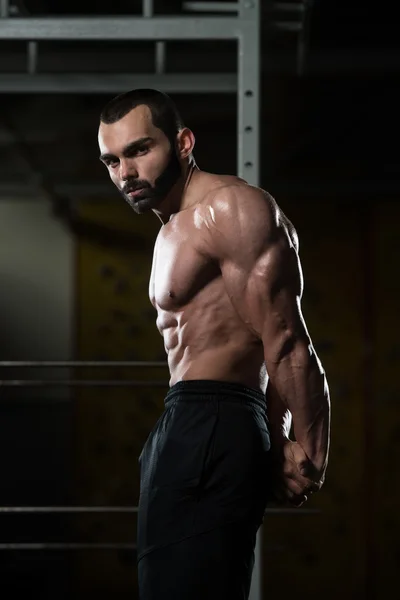 Όμορφος bodybuilder κάνοντας πλευρά triceps — Φωτογραφία Αρχείου