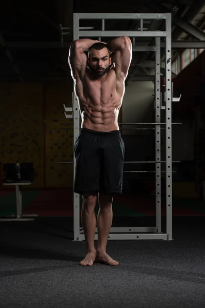 근육을 flexing 젊은 보디 — 스톡 사진