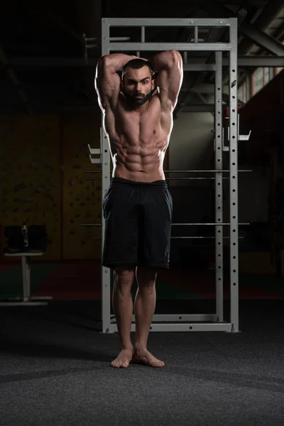 Young Bodybuilder Flexing Muscles — Stock Photo, Image