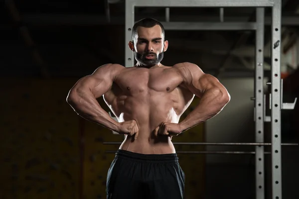 Bodybuilder effectuant la pose de propagation de latte avant — Photo