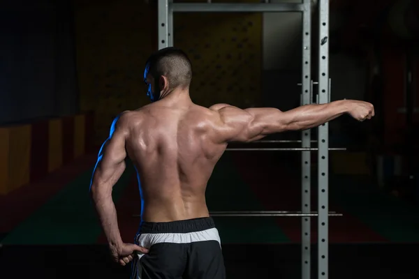 Jeune bodybuilder flexion muscles biceps pose — Photo