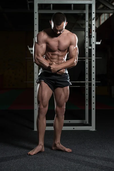 가장 근육 만들기 잘생긴 바디 빌더 포즈 — 스톡 사진